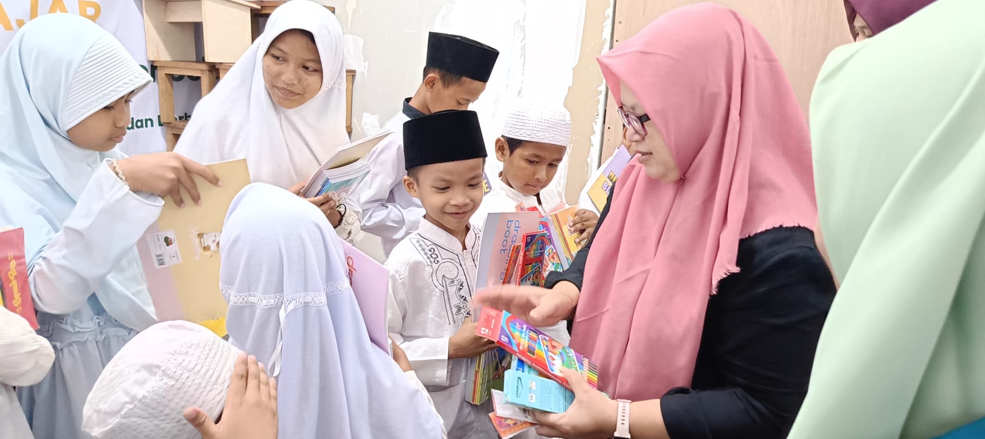 Pembagian Paket Buku & Krayon